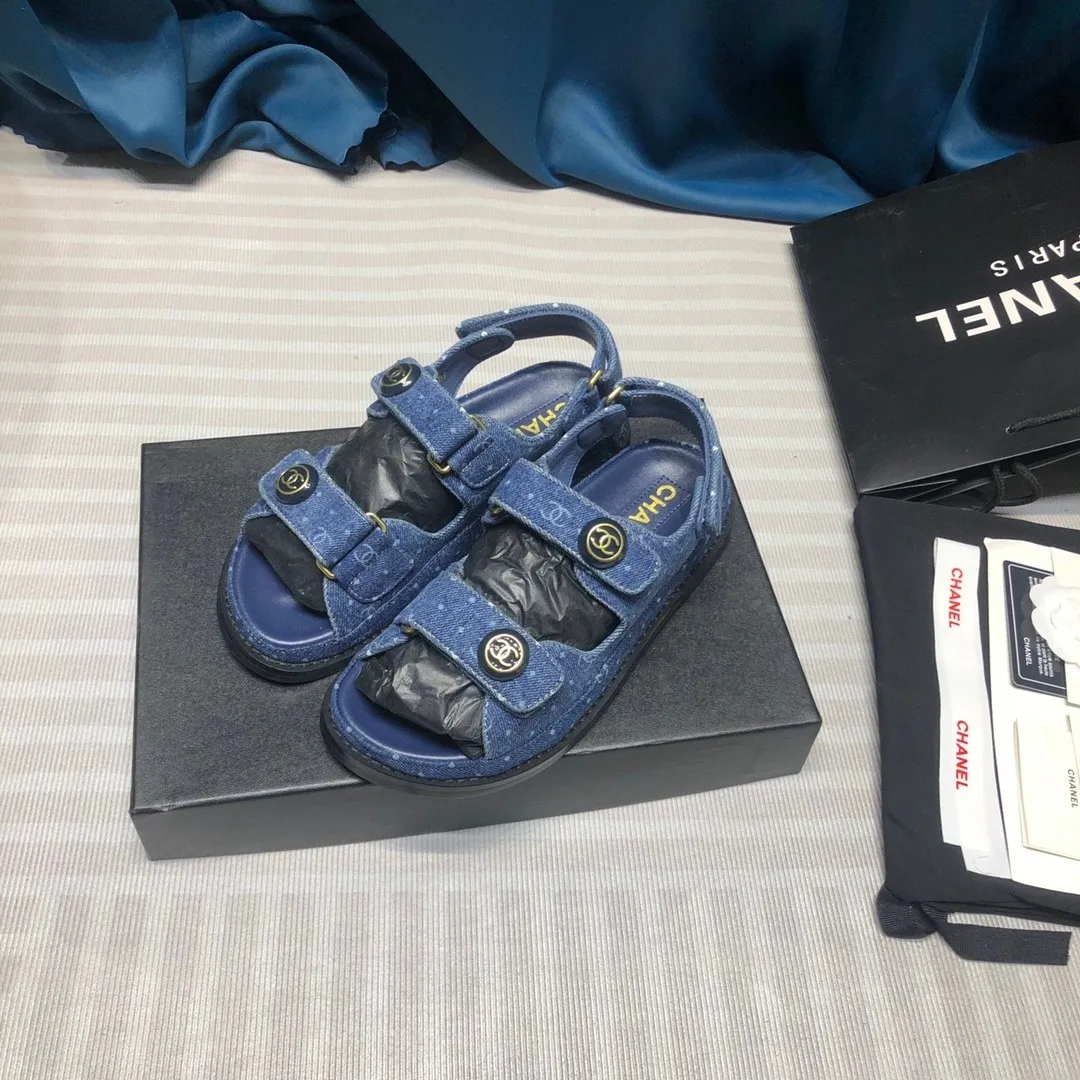 👟👟Ex-factory price 480👟👟Chanel 2020ss new Velcro sandals, top counter quality (welcome🆚comparison)💪 ⚠️As Chanel's classic shoe king, it is a hot item every summer. Once you start wearing sandals in summer, sports shoes will be relegated to the sidelines! Haha, the pattern will change a little every year, ⚠️2020 Chanel Spring and Summer New Season Double C Velcro Casual Sandals, 💯The upper adds more fashionable elements of Xiaoxiang, ⚠️Lingge electric embroidery. The upper is cowhide and the lining is sheepskin. It is comfortable and breathable to wear. It is very comfortable and versatile. ⚠️A very comfortable sandal for the feet! Size 35-40 (custom-made for 41)